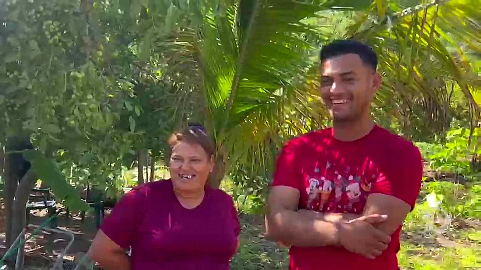 Madre e hijo de la familia de Yauyupe que recibirá una vivienda donada, sonriendo frente a la vegetación de su comunidad