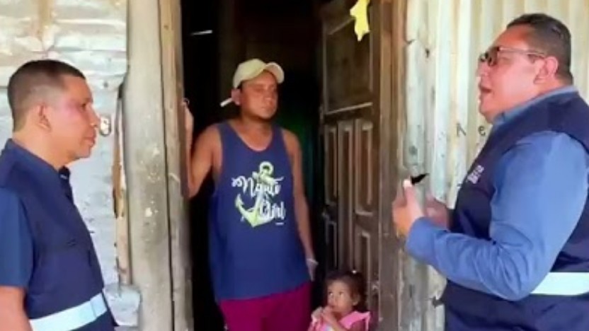 Personal de SEVIAH conversa con una familia postulante en la puerta de su vivienda