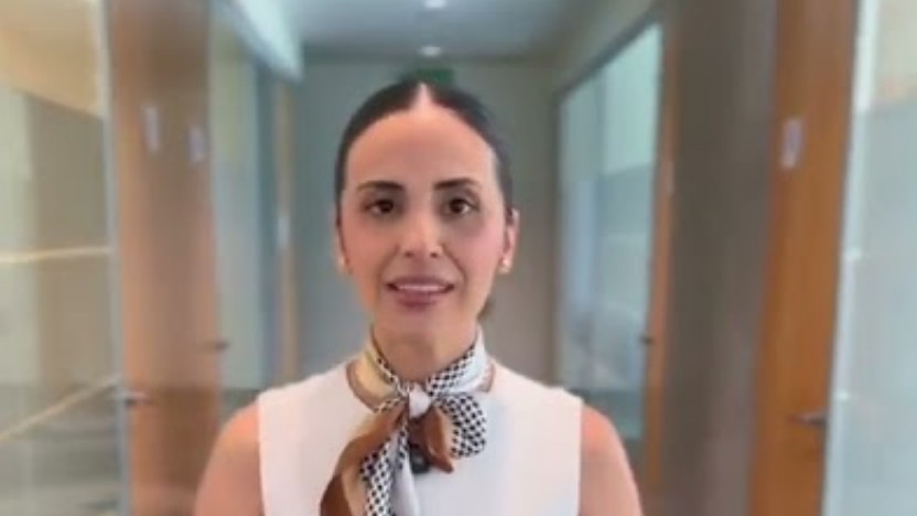 Vocera institucional en las oficinas de la SEVIAH durante la presentación de la Secretaría